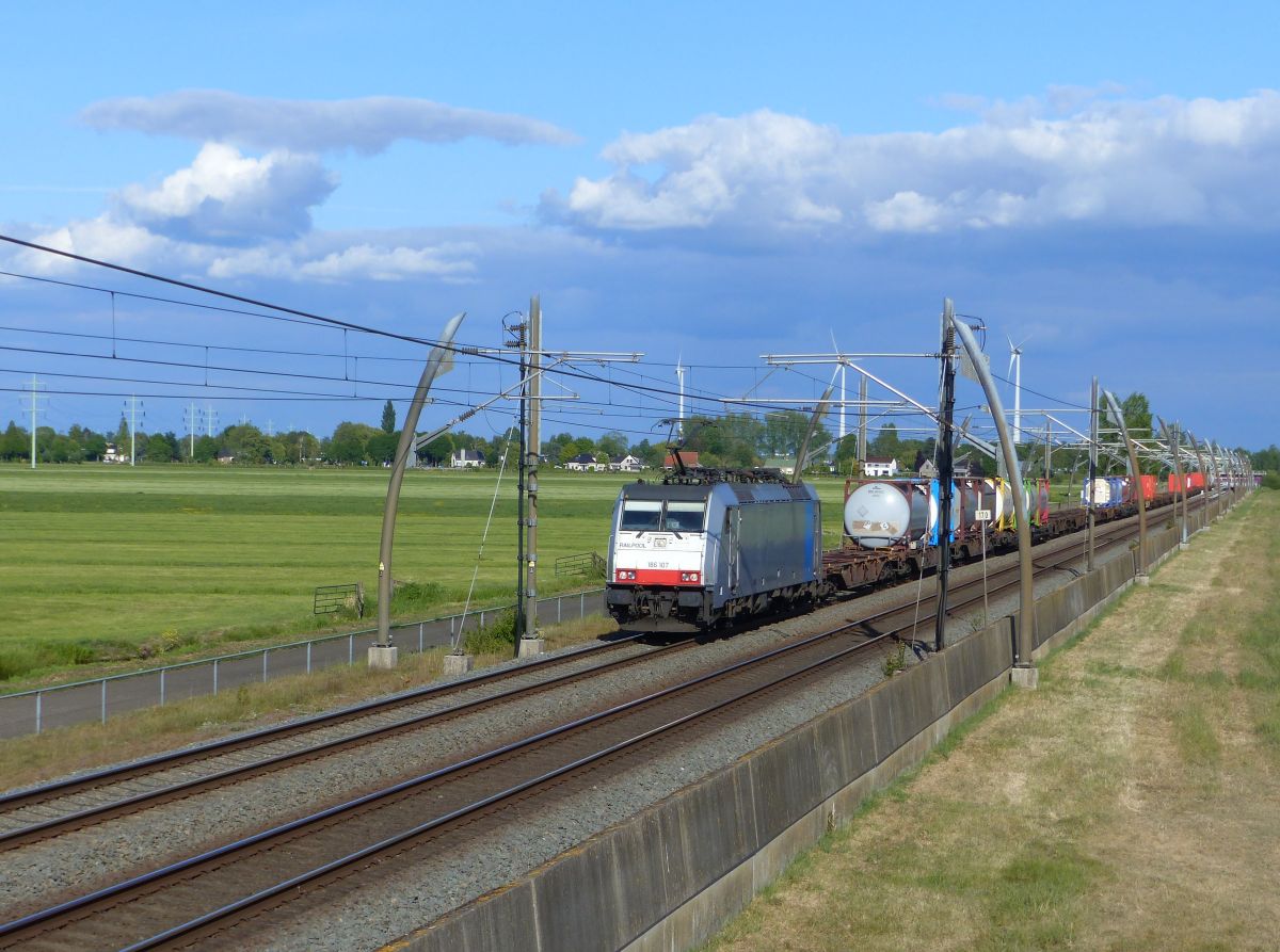 Railpool Lokomotive 186 107-9 (91 80 6186 107-9) Polderweg, Hardinxveld-Giessendam 15-05-2020.

Railpool loc 186 107-9 (91 80 6186 107-9) op de Betuwelijn Polderweg, Hardinxveld-Giessendam 15-05-2020.