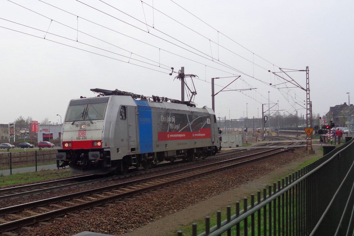 Railpool-Söldner 186 496 wirbt neue Lokführer für DB Cargo beim Ausfahrt aus Venlo am 24 März 2019.