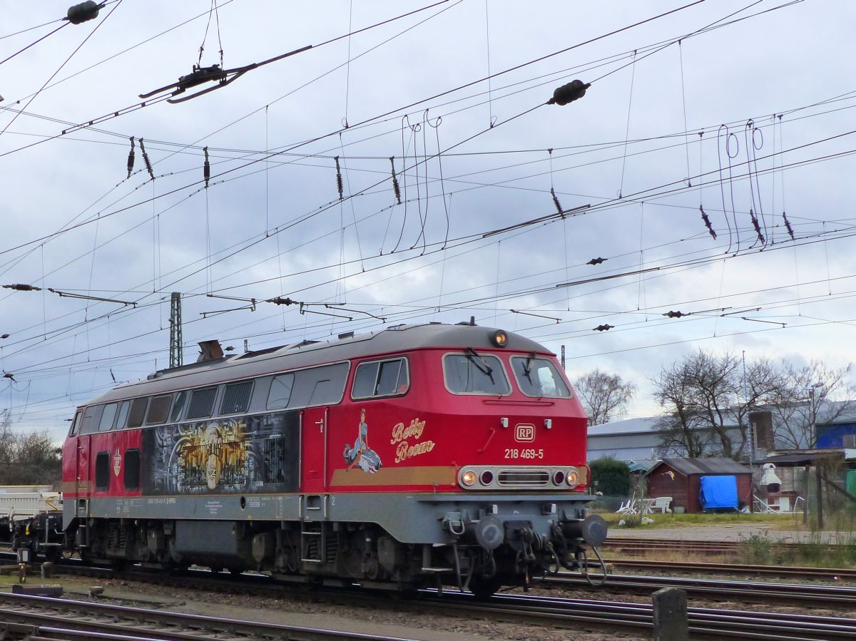 Railsystems RP GmbH Diesellok 218 469-5  Betty Boom  Rangierbahnhof Kln Kalk Nord 08-03-2018.

Railsystems RP GmbH dieselloc 218 469-5  Betty Boom  rangeerstation Keulen Kalk Nord 08-03-2018.