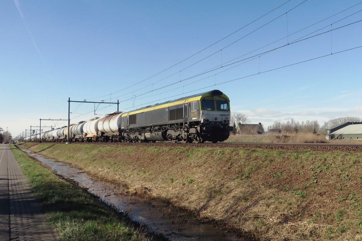 RailTraxx 266 024 schleppt ein KLV durch Boxtel am 24 Februar 2021.