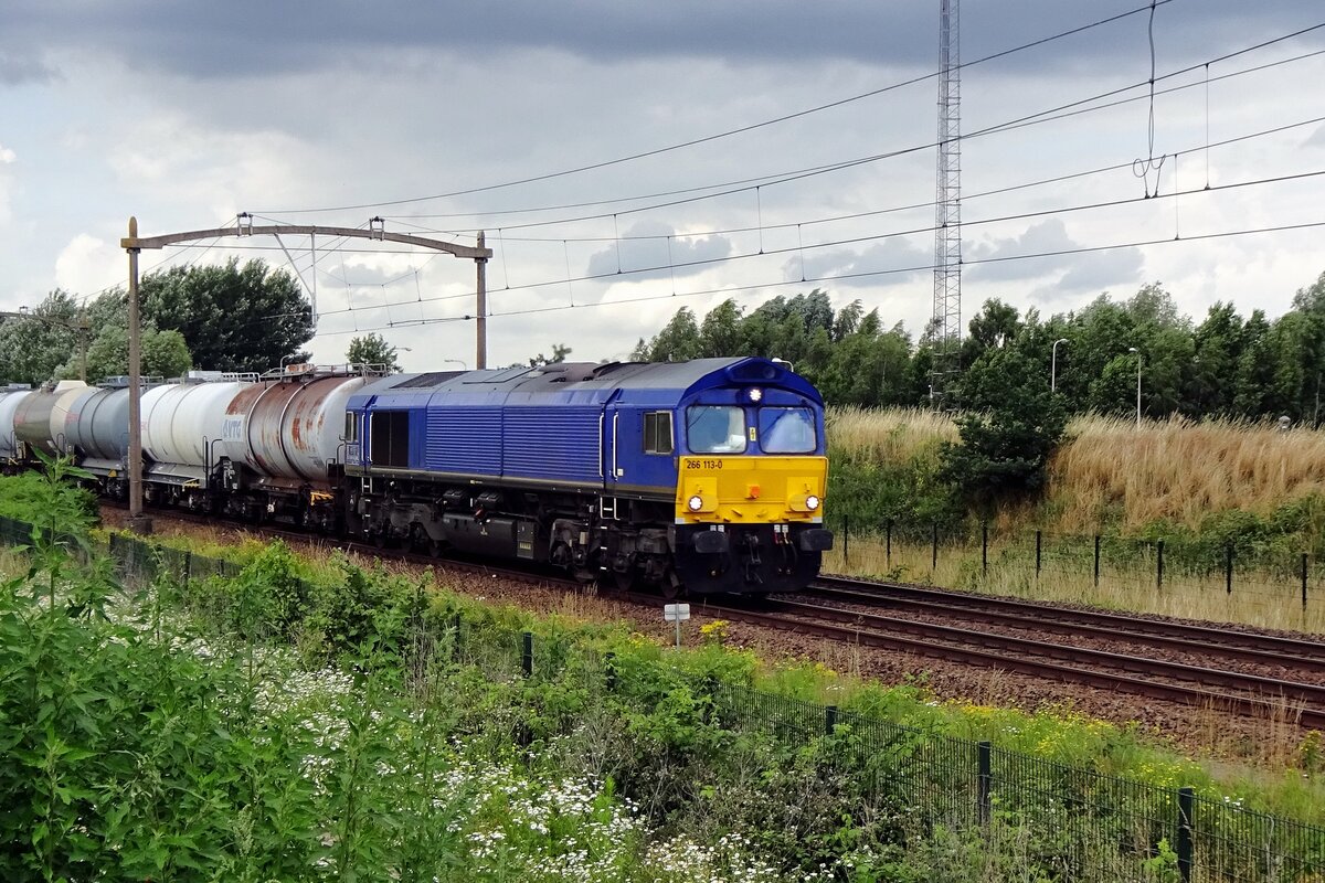 RailTraxx 266 113 durchfahrt am 7 Juli 2021 Tilburg-Reeshof. Mann beobachte die neue LED-Scheinwerfer statt die doppelter Lampen.