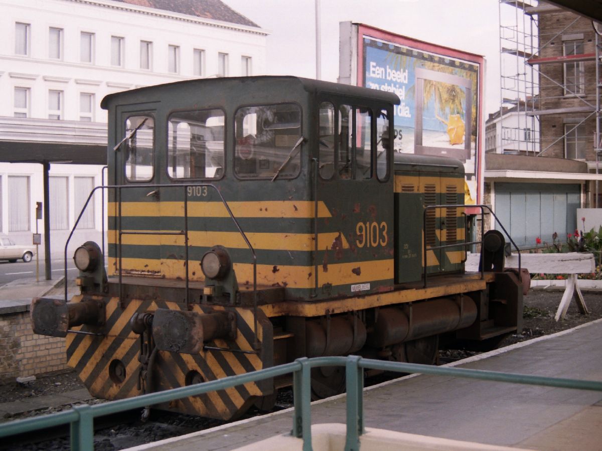 Rangierlokomotive 9103 in Kortrijk 09-10-1993. Bild und Scan: Hans van der Sluis.

Rangeerlocomotief 9103 in Kortrijk 09-10-1993. Foto en scan: Hans van der Sluis.