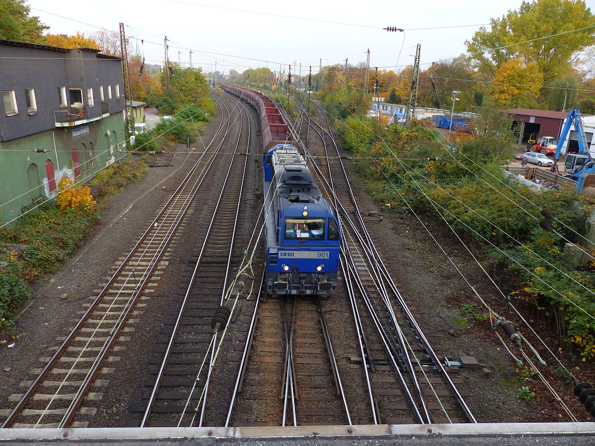 RBH Dieselok 901 mit Gterzug bei Oberhausen Osterfeld Sd, Wittekindstrasse Oberhausen 30-10-2015.

RBH dieselloc 901 met een goederentrein bij Oberhausen Osterfeld Sd, Wittekindstrasse Oberhausen 30-10-2015.