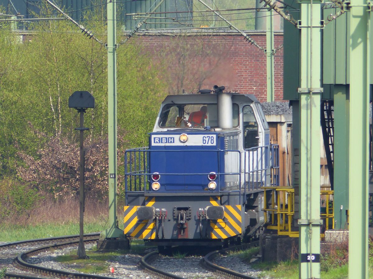 RBH (Rail Barge Harbour) Diesellok 678 MaK G1204 BB Baujahr 1984. Kokerei Prosper, Bottrop 12-04-2018.

RBH (Rail Barge Harbour) dieselloc 678 MaK G1204 BB bouwjaar 1984. Kokerei Prosper, Bottrop 12-04-2018.