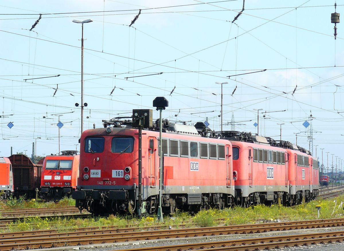 RBH (Rail Barge Harbour) E-Lok 140 772-5 mit Schwesterloks. Oberhausen 12-09-2014.

RBH (Rail Barge Harbour) elektrische loc 140 772-5 met zusterlocomotieven. Oberhausen, Duitsland 12-09-2014.