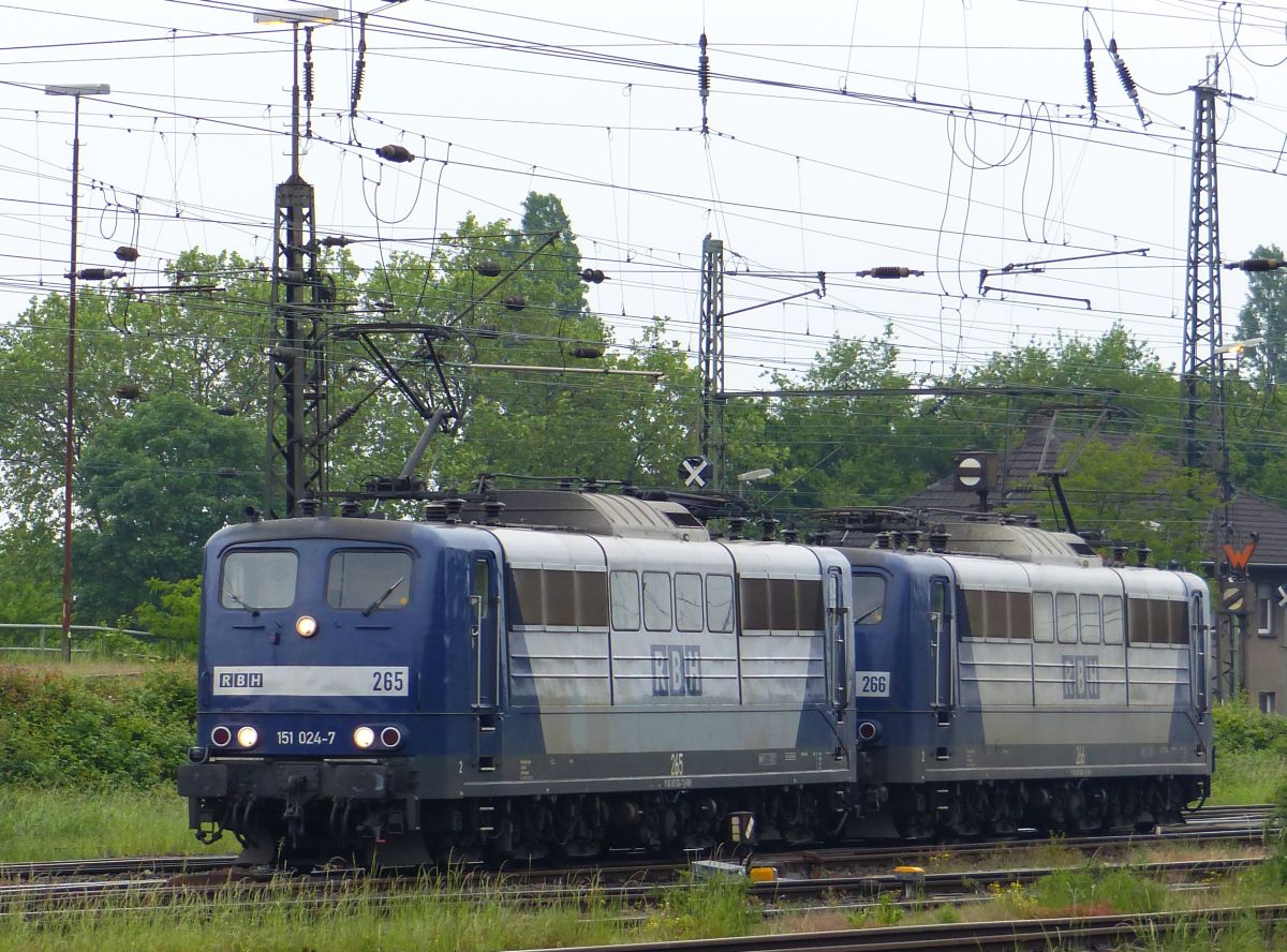 RBH (Rail Barge Harbour) Lok 265 (151 024-7) und 266 (151 084-1) Gterbahnhof Oberhausen West 20-05-2016.

RBH (Rail Barge Harbour) loc 265 (151 024-7) en 266 (151 084-1) goederenstation Oberhausen West 20-05-2016.