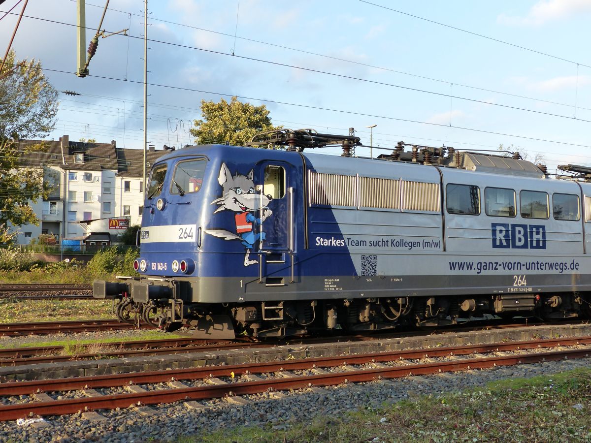 RBH (Rail Barge Harbour) Lok 264 (151 143-5) mit Aufschrift  Starkes Team sucht Kollegen (m/w)  BW Oberhausen Osterfeld 13-10-2017.


RBH (Rail Barge Harbour) loc 264 (151 143-5) met opschrift  Starkes Team sucht Kollegen (m/w)  Bahnbetriebswerk Oberhausen Osterfeld 13-10-2017.