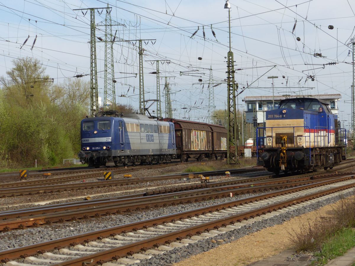 RBH (Rail Barge Harbour) Lok 271 (151 079-1) und ALS (Alstom Lokomotiven Service GmbH) Diesellok 203 764-6 Rangierbahnhof Gremberg bei Gremberg Gnf (Gremberg Nord Fahrdienstleitung). Porzer Ringstra�e, K�ln 31-03-2017.

RBH (Rail Barge Harbour) loc 271 (151 079-1) en ALS (Alstom Lokomotiven Service GmbH) dieselloc 203 764-6 rangeerstation Gremberg bij seinhuis Gremberg Gnf (Gremberg Nord Fahrdienstleitung.) Porzer Ringstra�e, Keulen 31-03-2017.