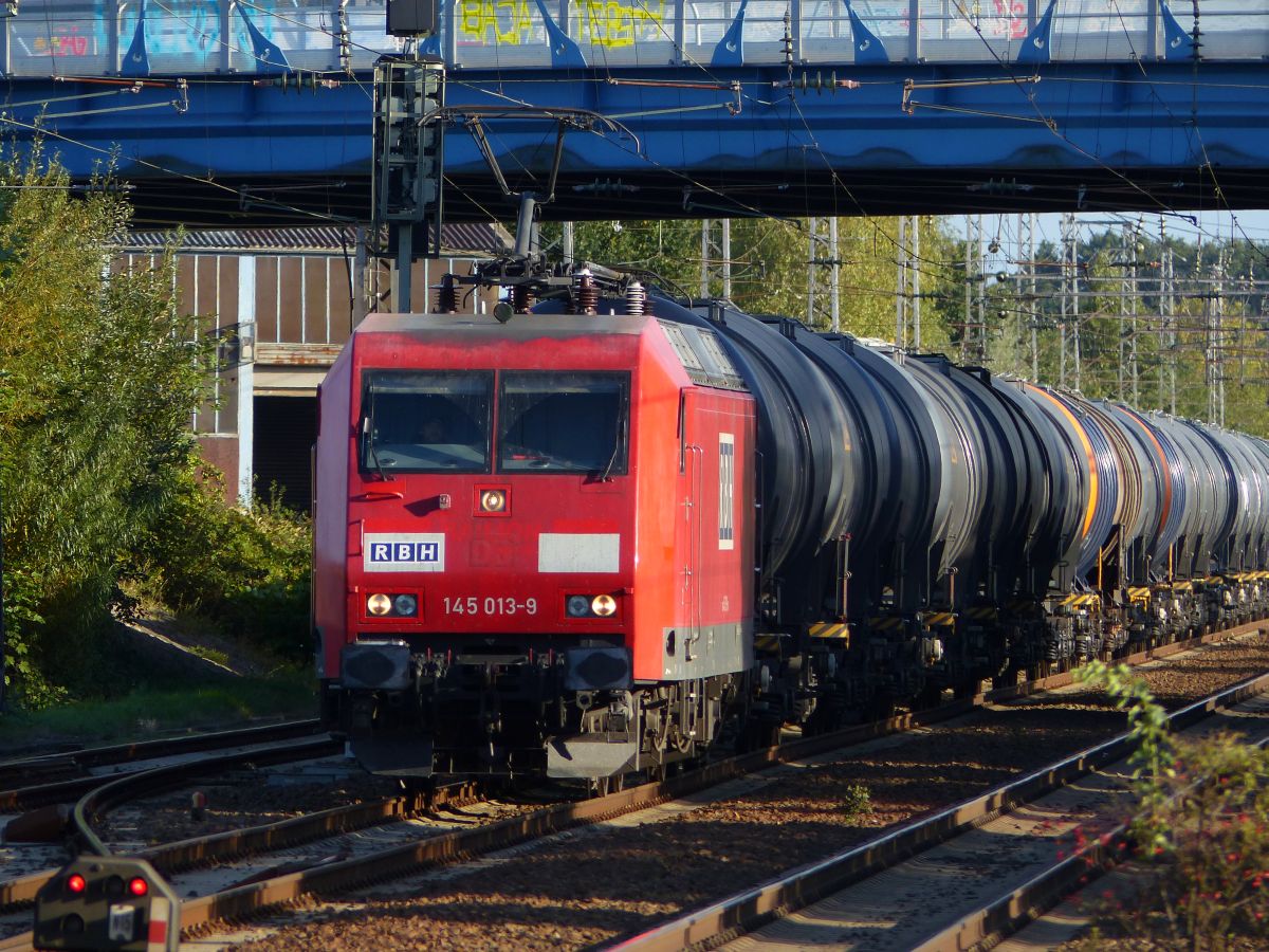 RBH (Rail Barge Harbour) Lok 145 013-9 Salzbergen 28-09-2018.

RBH (Rail Barge Harbour) loc 145 013-9 Salzbergen 28-09-2018.