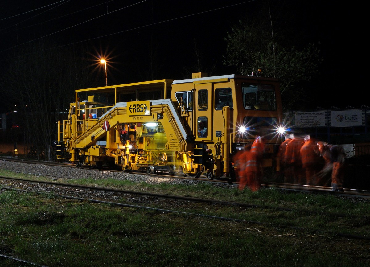 RBS: Streckensperrung auf dem Streckenabschnitt Solothurn HB-Lohn Lterkofen infolge Gleisbauarbeiten whrend den Wochen 15 und 16 2015. Ab 21.00 Uhr bis Betriebsschluss wurde die Bahn durch Busse ersetzt. Bei solchen Arbeiten, die leider oft whrend der Nacht stattfinden, gelangen oft einzelne interessante Fahrzeuge zum Einsatz, die am dem Tag meist unbeachtet auf Abstellgeleisen rumstehen. XTm 1/2 152 der RBS im vollen Einsatz bei Lohn-Lterkofen am 14. April 2015.
Foto: Walter Ruetsch  