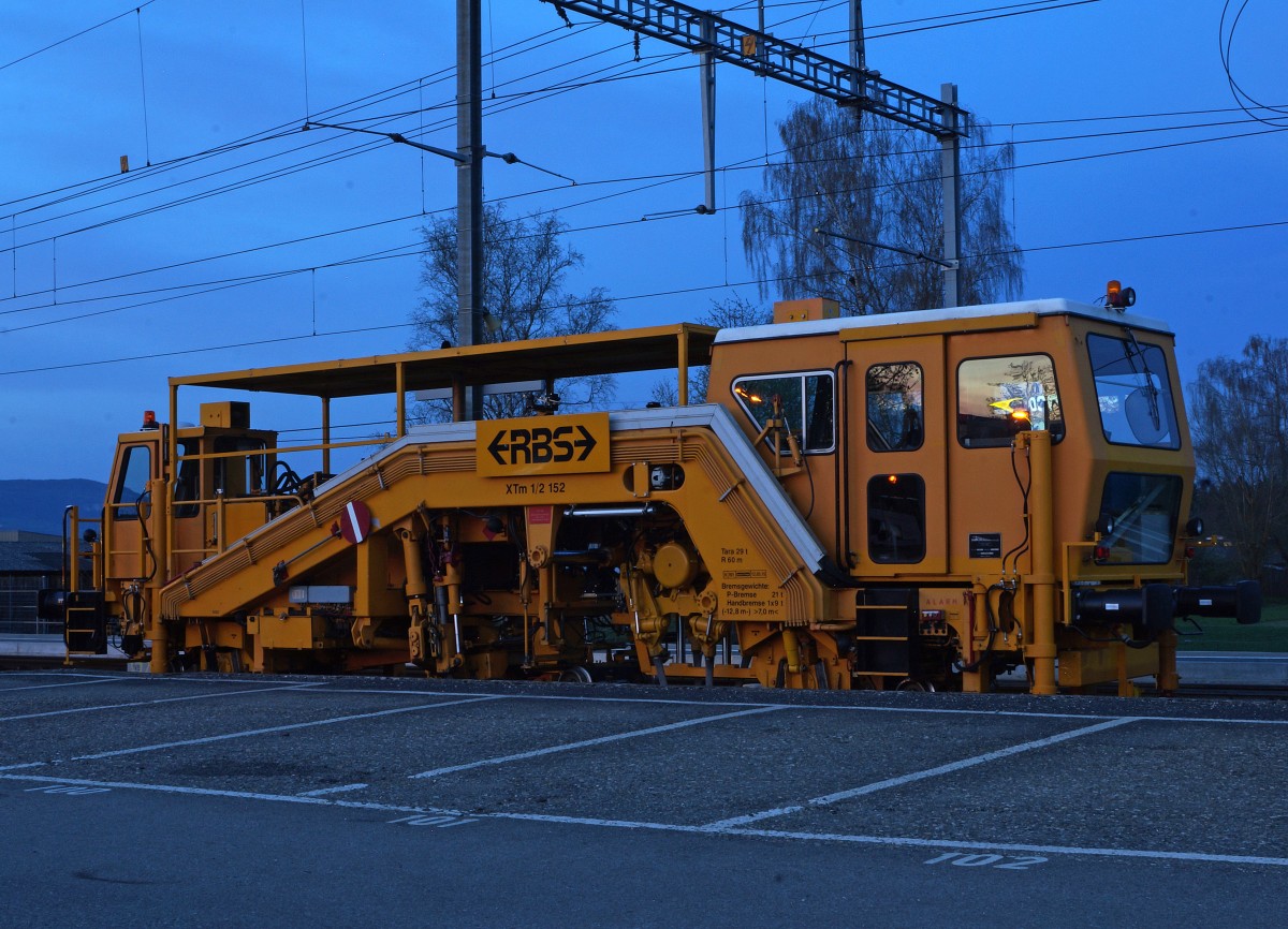 RBS: Streckensperrung auf dem Streckenabschnitt Solothurn HB-Lohn Lterkofen infolge Gleisbauarbeiten whrend den Wochen 15 und 16 2015. Ab 21.00 Uhr bis Betriebsschluss wurde die Bahn durch Busse ersetzt. Bei solchen Arbeiten, die leider oft whrend der Nacht stattfinden, gelangen oft einzelne interessante Fahrzeuge zum Einsatz, die am dem Tag meist unbeachtet auf Abstellgeleisen rumstehen. XTm 1/2 152 der RBS wartete am 13. April 2015 im letzten Abendlicht auf ihren nchsten Einsatz in Lohn Lterkofen.
Foto: Walter Ruetsch  