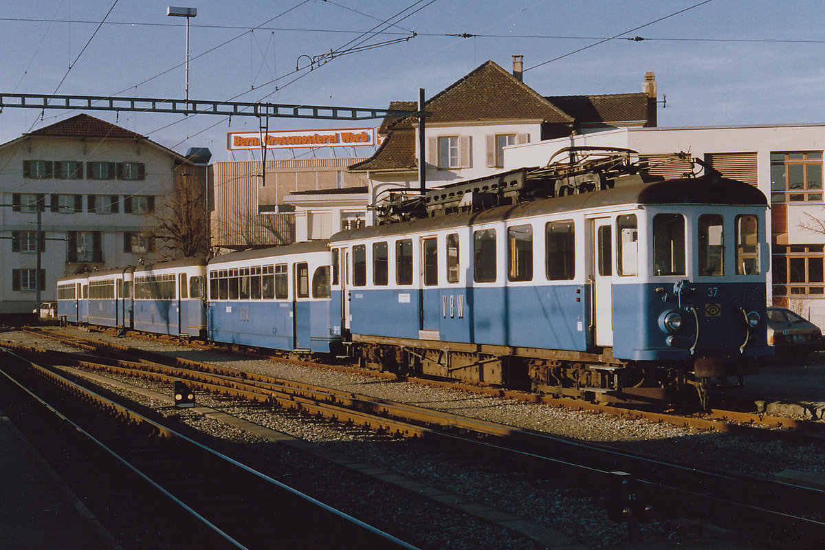 RBS/VBW:
 DR SCHNÄLLST WÄG NACH WORB 
MIT DEM BLAUE BÄHNLI WÄHREND DEN 80er-JAHREN DOKUMENTIERT. Die hinter dem BDe 4/4 37 abgestellten Wagen stammten aus Pforzheim.
Foto: Walter Ruetsch
