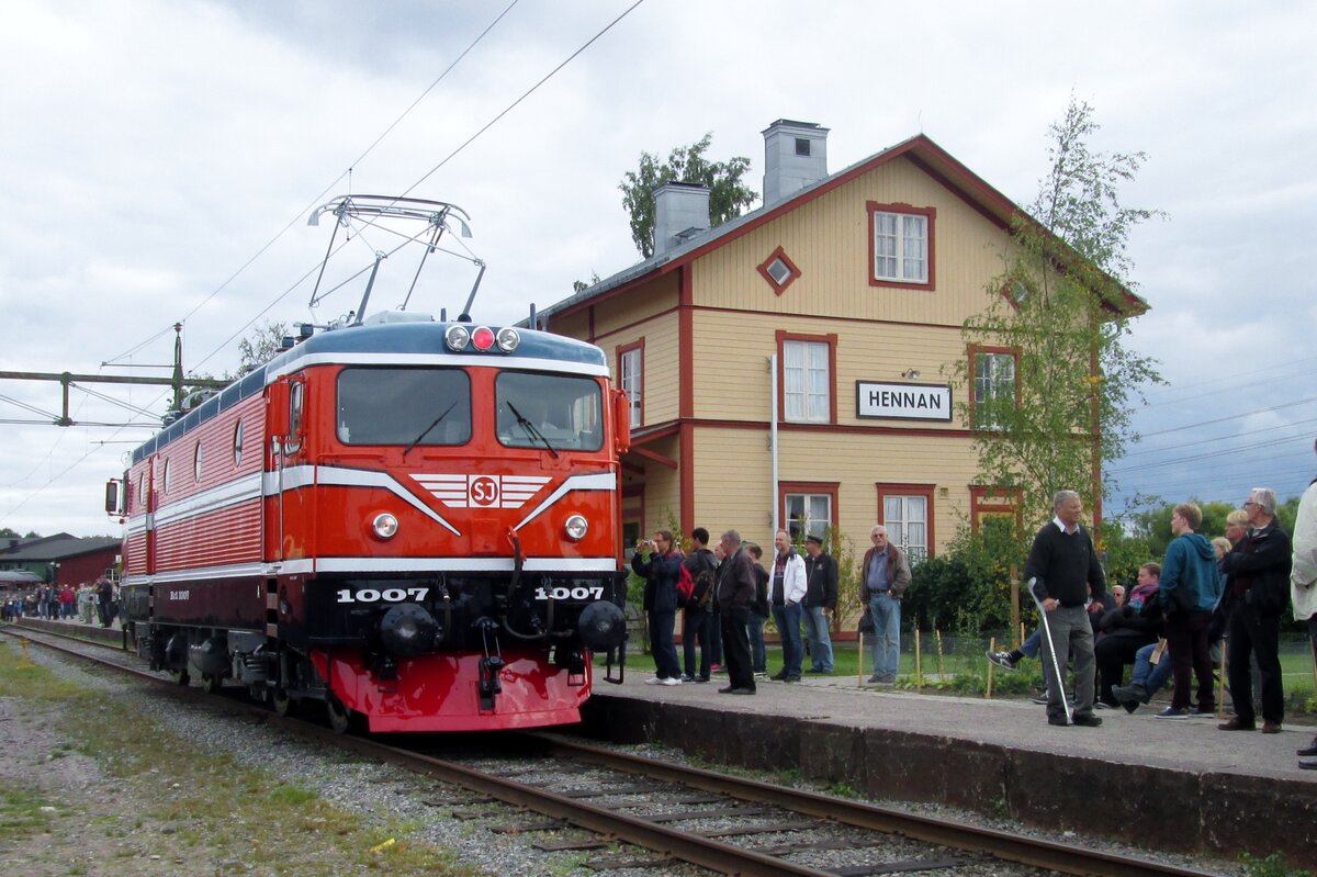 Rc 1007 steht am 12 September 2015 ins Eisenbahnmuseum von Gävle. Dieses -leider bis ins 2022 geschlossenes Eisenbahnmuseum- hat auch ein Bahnhof, das von Hennan, in deren Kollektion bekommen.