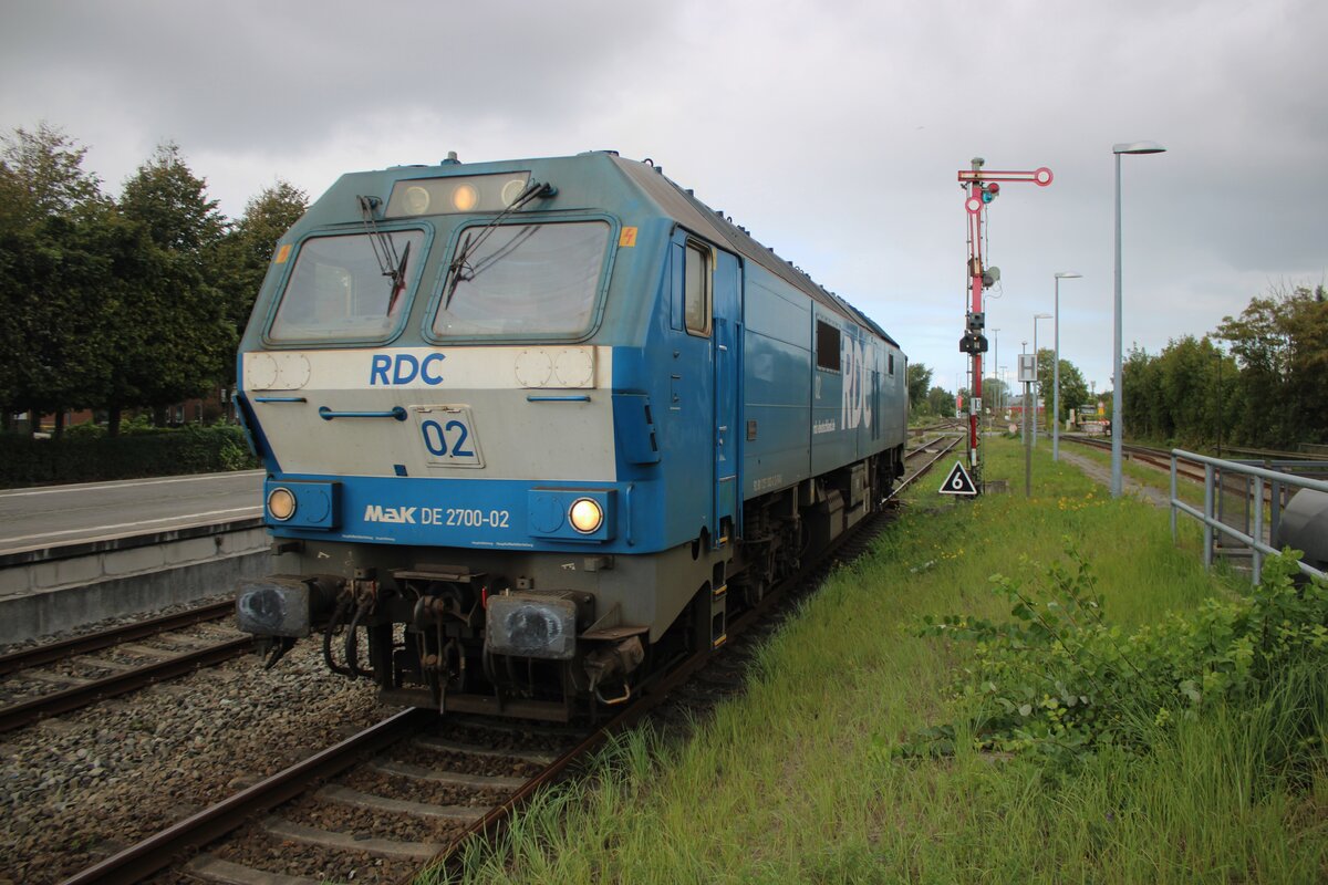 RDC DE 2700-02 lauft am 21 September 2025 um in NIebüll und wird vom Bahnsteig fotografiert.