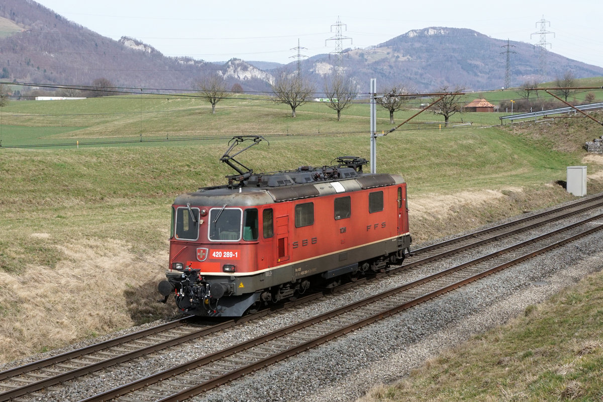 Re 420 289-1 mit Hybridkupplung als Lokzug bei Niederbipp unterwegs am 6. März 2019.
Foto: Walter Ruetsch