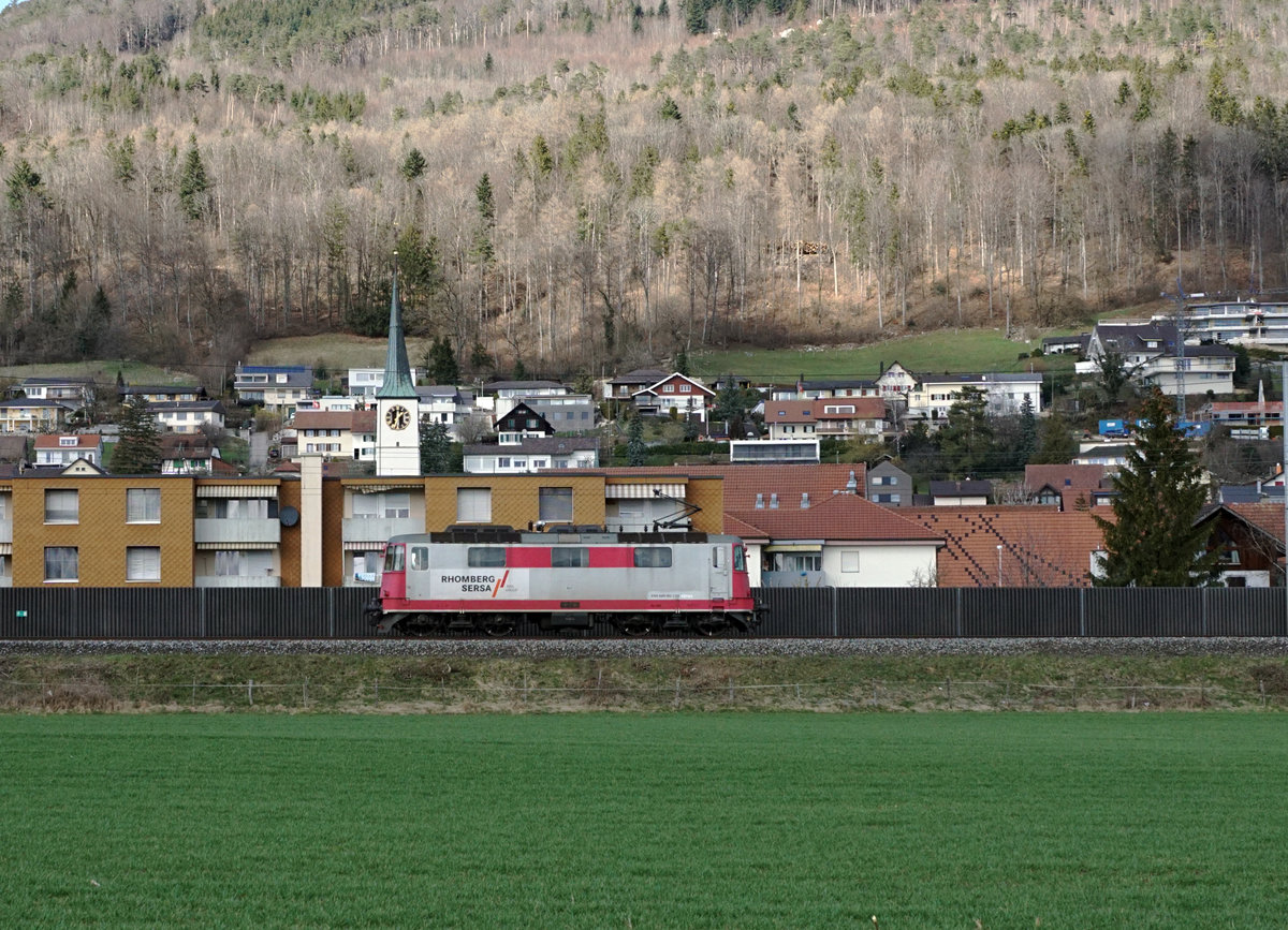 Re 420 503 RHOMBERG SERSA, ehemals TRAVYS, BLS, SBB bei Oensingen am 12. März 2021.
Die Lok befand sich auf der Fahrt von Schlieren nach Morges, wo sie als Ersatz im Kiesverkehr für die grüne 420 der MBC gebraucht wird.
Foto: Walter Ruetsch