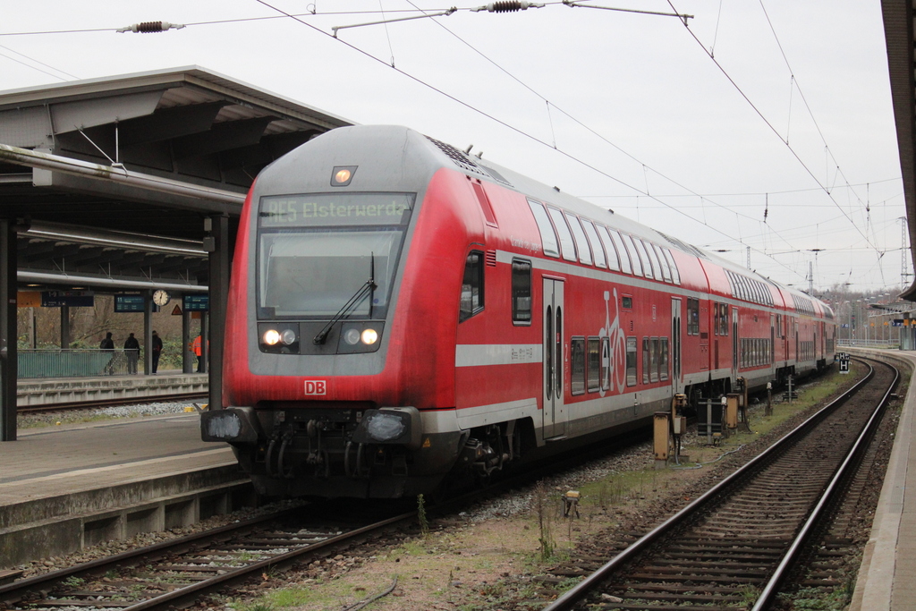 RE 5(4361)von Rostock Hbf nach Elsterwerda kurz vor der Ausfahrt im Rostocker Hbf.04.12.2020