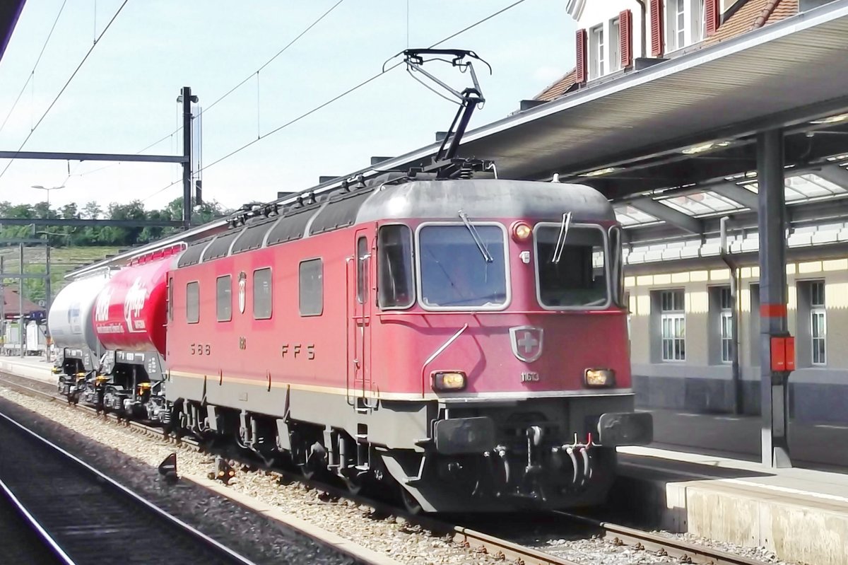 Re 6/6 11613 durchfahrt mit zwei Zementwagen Spiez am 5 Juni 2014.