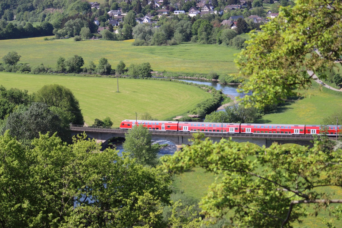 RE 9 Rhein-Sieg-Express mit Dostos, die von einer BR 111 geschoben werden, nach Aachen Hbf aus Richtung Eitorf(Sieg) kommend in Blankenberg(Sieg)