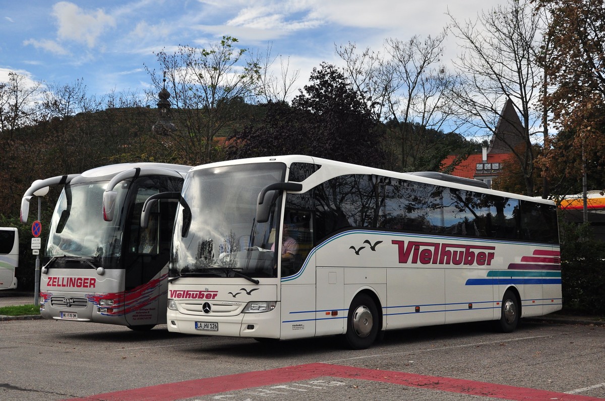 Rechts ein Mercedes Tourismo von Vielhuber Reisen aus der BRD am 21.9.2014 in Krems.Links ein MAN Lions Coach von Zellinger Reisen aus sterreich.