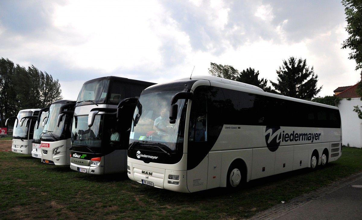 Rechts der MAN Lions Coach von Niedermayer Reisen aus Deutschland,am 17.Juli 2014 in Krems gesehen.
