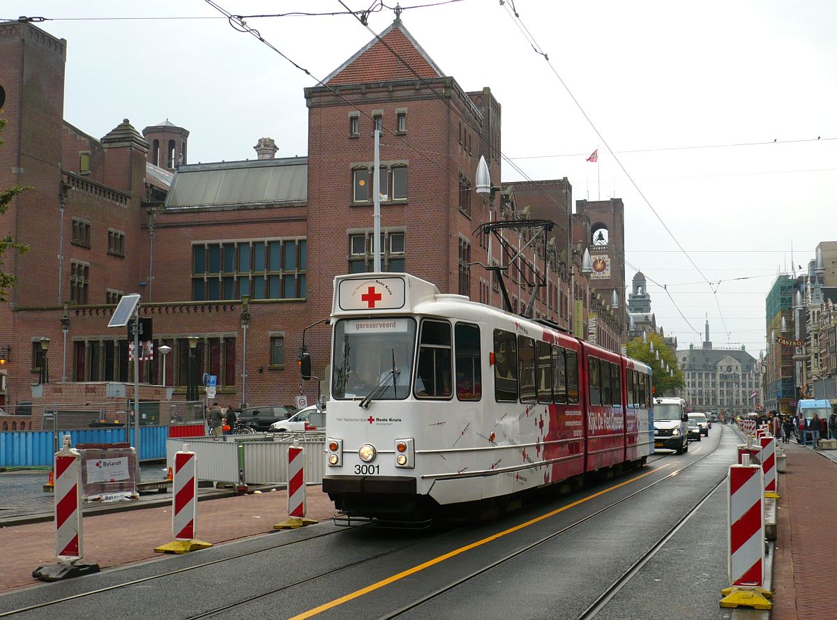  Red Crosser-Strassenbahn  3001 (ex-GVBA 767) Damrak, Amsterdam 24-09-2014.

De  Red Crosser-tram  3001 (ex-GVBA 767) Damrak, Amsterdam 24-09-2014.