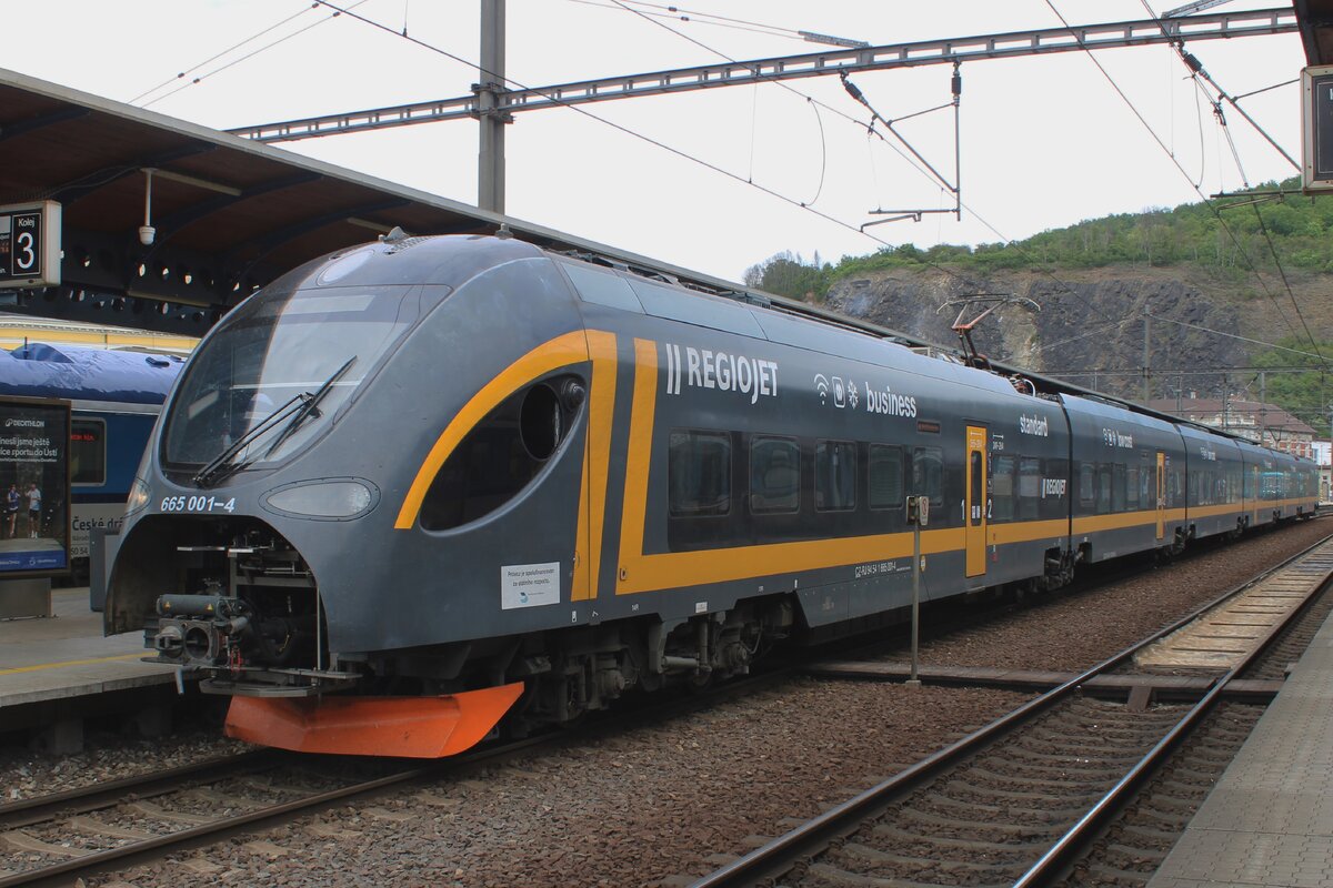 Regiojet 665 001 verlasst am 27 Mai 2025 Usti nad Labem als Rychlyk nach CHeb �ber Chomutov.