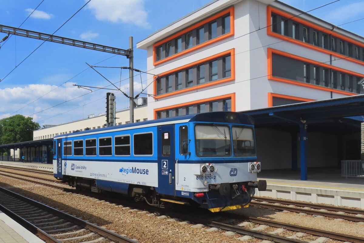 RegioMouse 810 570 töfft durch das ganz renovierter bahnhof von Beroun am 9 Mai 2024.