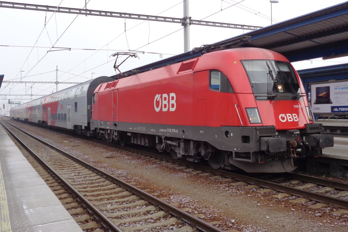 Regionalzug nach Wien steht mit 1116 174 in Breclav am 1.Jänner 2017.