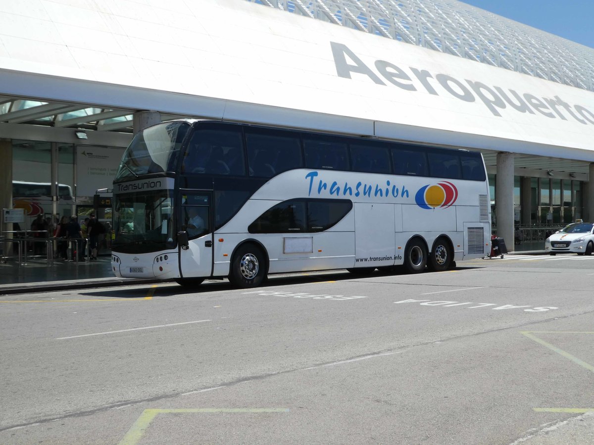 Reisebus von  TRANSUNION  bringt Fluggste zum Airport Palma /Mallorca im Juni 2016