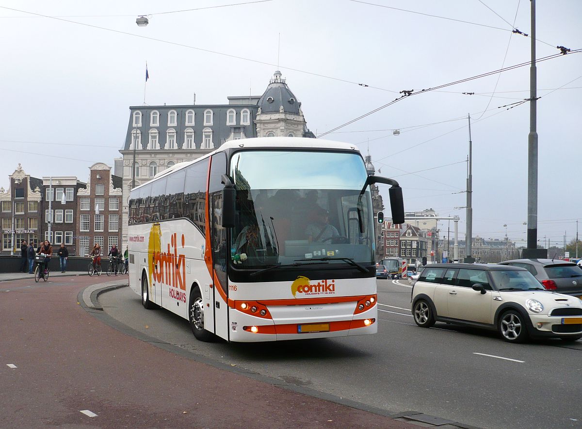 Reisebus VDL Berkhof SB4000 Baujahr 2011 der Firma Contiki. Prins Hendrikkade Amsterdam 05-11-2014.

Reisbus VDL Berkhof SB4000 bouwjaar 2011 van de firma Contiki. Prins Hendrikkade Amsterdam 05-11-2014.