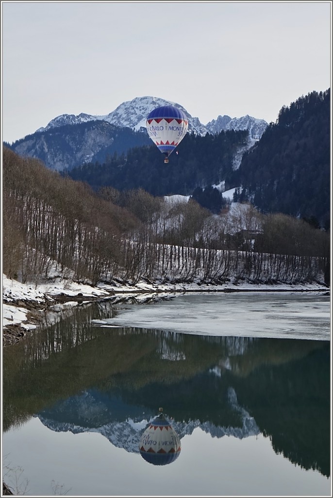 Reizvolle Ballonfahrt am winterlichen See in der Nähe von Rossinière.
(26.01.2016)