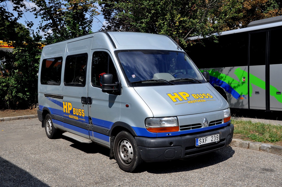 RENAULT Kleinbus von HP Buss aus Schweden am 10.8.2013 in Krems an der Donau.