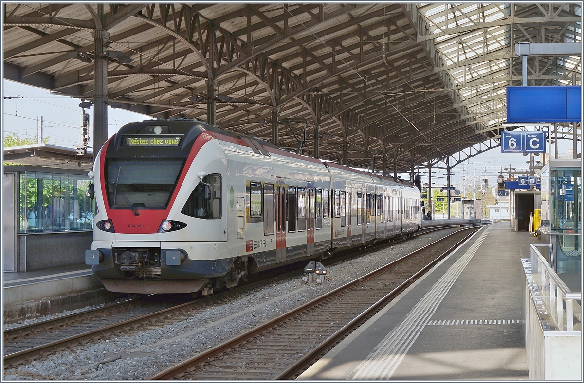 RESTE CHEZ VOUS / BLEIBEN SIE ZU HAUSE - diese Botschaft scheint angekommen zu sein.

Der SBB RABe 523 018 hofft in Lausanne auf möglichst wenige Fahrgäste für seine Fahrt nach Grandson. 

10. April 2020