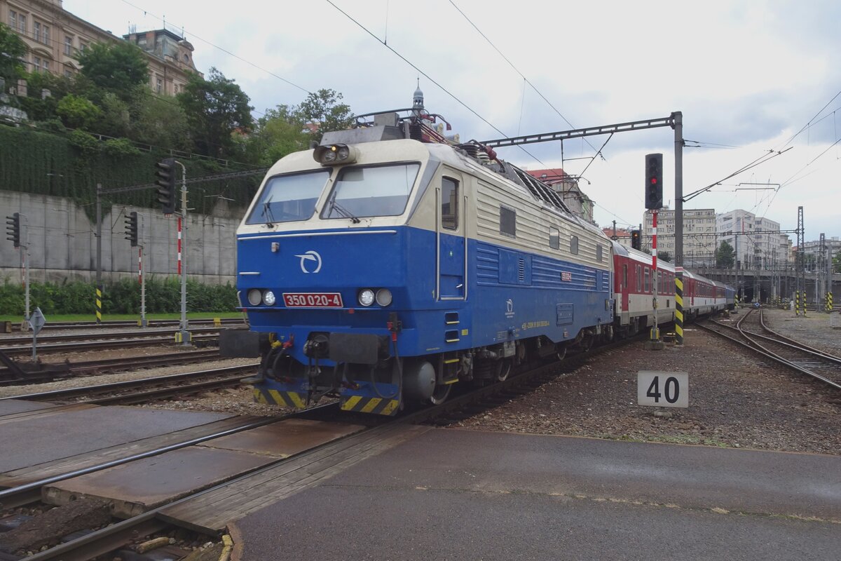 Retrofarbiger 350 020 der ZSSK treft mit ein EC nach Zilina am 12 September 2022 in Praha hl.n. ein. 