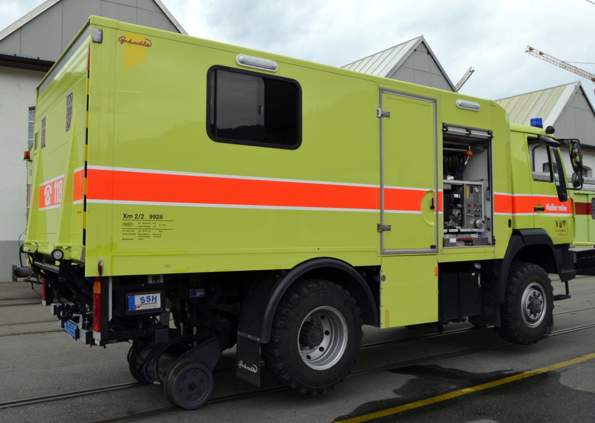 Rettungsfahrzeug Schiene/Strasse der Feuerwehr Lavin (RhB) Xm 2/2 9928, hier ausgestellt im Depotgelnde Landquart zum Jubilum 125 Jahre RhB am 10.05.2014. Chassis: MAN LE 10.220 4x4, Dienstgewicht: 9,0t, LP: 7,56m, Vmax: 60km/h (Strasse) 35km/h (Schiene), Lieferfirma: Brndle Fahrzeugbau, Wil, Inbetriebsetzung: 2007.
Hier die rechte Seitenansicht. Schn zu erkennen ist das Zweiwegefahrwerk.