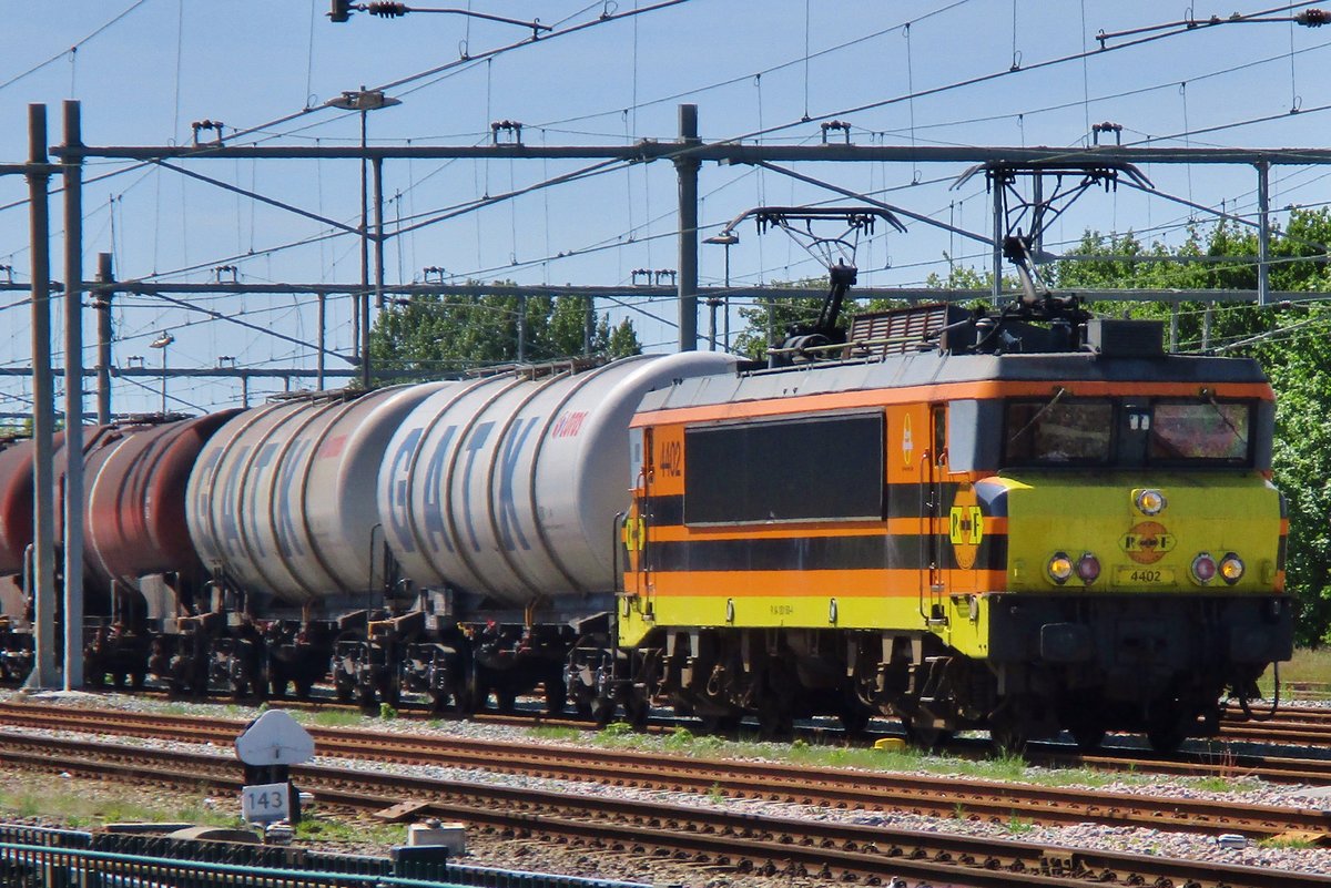 RF 4402 verlässt am 15 Mai 2017 in Nijmegen Centraal.