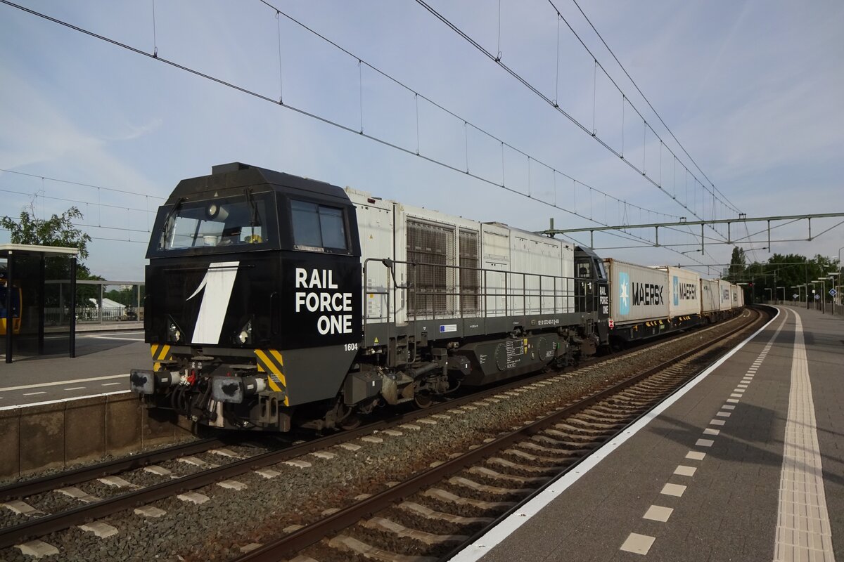 RFO 1604 schleppt ein Containerzug am 28 Mai 2021 durch Blerick.