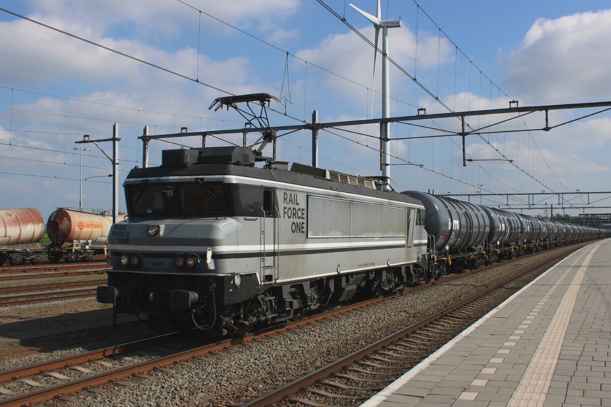 RFO 1829 zieht am 25 April 2025 ein Kesselwagenzug durch Lage Zwaluwe.