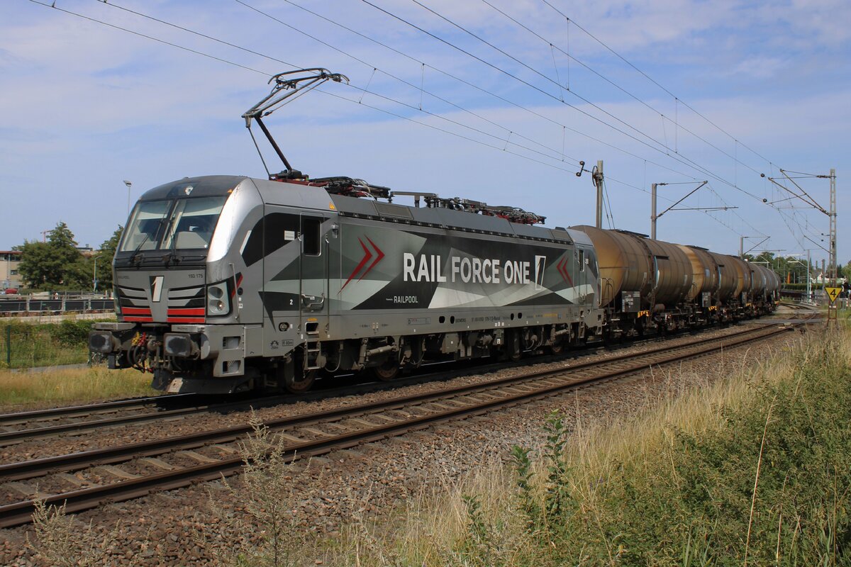 RFO 193 175 zieht am 7 Augustus 2025 ein Kesselwagenzug ins Deutschland. Ab September 2025 hat dieser Lok die RFO-Aufkleber verloren und ist für Ecco Rail unterwegs.