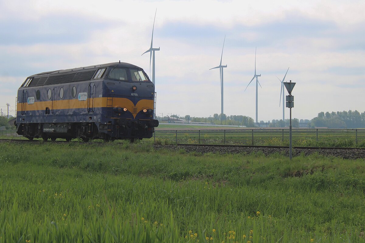RFO 6703 töfft rühig durch Moerdijk am 25 April 2025.