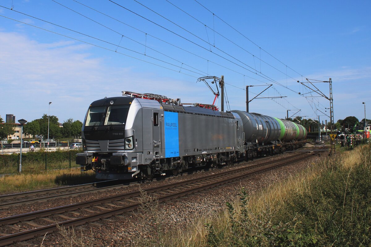 RFO 7 193 902 schlept ein Kesselwagenzug durch Venlo VIerpaardjes am 7 Augustus 2025. 