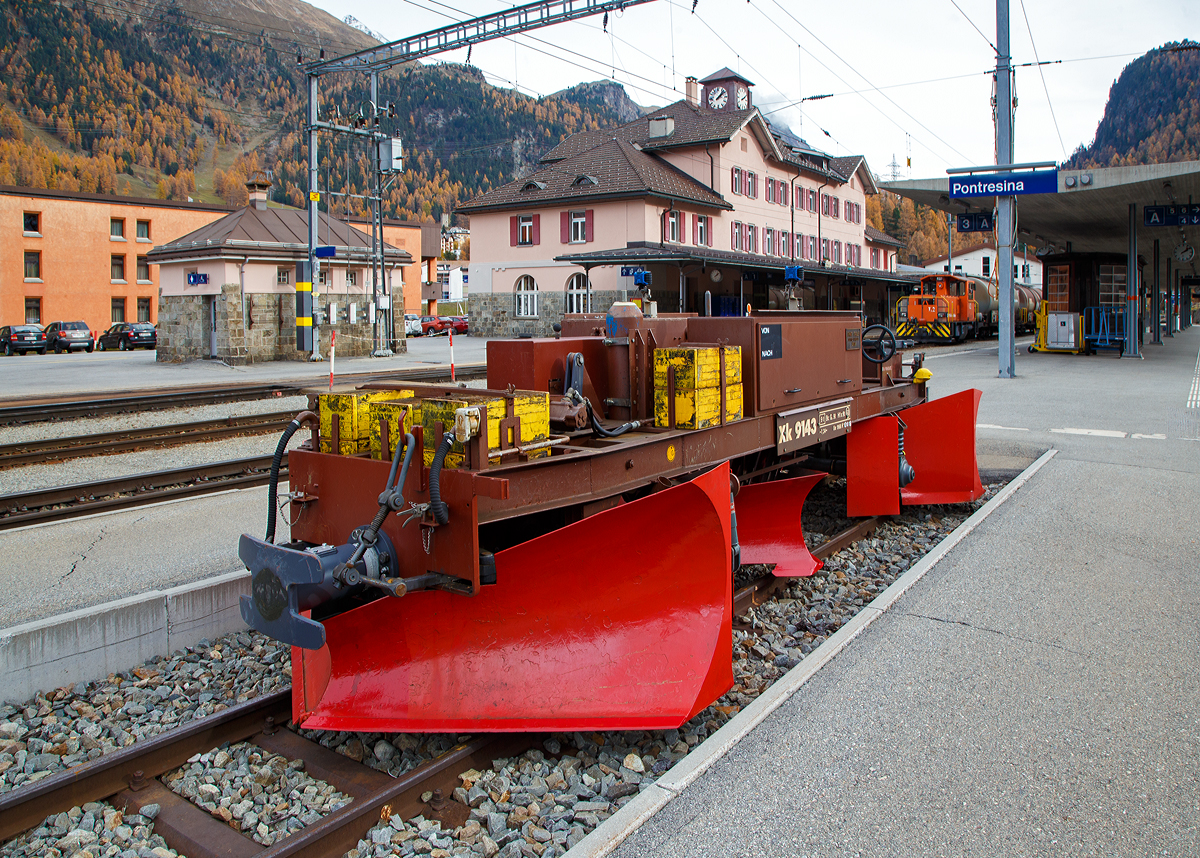 RhB Spurpflug Xk 9143 (Baujahr 1968) abgestellt am 01.11.2019 im Bahnhof Pontresina.

Neben der Erneuerung des Bestandes an Schneeschleudern wurde ab Mitte der sechziger Jahre auch der Park der Schnee- und Spurpflge modernisiert. Beschleunigt wurde die Entwicklung durch die Tatsache, dass mit den alten bemannten Pflgen immer wieder Unflle passierten. Die alten Fahrzeuge, die nur geschoben werden konnten, besaen einen manuell zu bedienenden heb- und senkbaren, unter Schienenoberkante reichenden Spurpflug. bei schlechter Sicht wurde der Spurpflug bei Wegbergngen und hnlichen Hindernissen oft zu spt angehoben, und Entgleisungen mit Personenverletzungen und Materialschden waren die Folge. Seitens des Bahndienstes rief man daher nach einem unbemannten, vom Fhrerstand der Schublokomotive aus fernsteuerbaren Spur- und Schneepflug.

1966 wurde dann der erste Prototyp-Pflug gemeinsam mit der Firma Ernst Stadler (heute Stadler Rail AG) speziell fr die Bedfrnisse der RhB entwickelt und gebaut, der X 9141. er war als Zweirichtungspflug konzipiert, kann also bei vorwiegender Rumung zwischen den Schienen auch gezogen werden. Neben krftigen Stirn-Schneepflgen besitzt er einen hydraulisch senk- und hebbaren Spurpflug zwischen den Achsen. Der ldruck fr die Hydraulik wird in einem Pumpenaggregat auf dem Fahrzeug selbst mittels Achsantrieb erzeugt. Die Steuerung des Spurpfluges erfolgt ber ein Steuerkabel mit Schaltkasten aus dem Fhrerstand der Schub- oder Zuglokomotive. Damit wird nicht nur Personal eingespart, es werden vor allem auch harte und gefhrliche Arbeitsbedingungen eliminiert. Die eher konservativen Bahnmeister waren gegenber dem neuen „Vehikel“ anfangs sehr skeptisch. Der Pflug X 9141 wurde dann aber immer beliebter, so dass 1968 drei weitere und bis 1989 nochmals drei Spurpflge beschafft wurden, die sich vom Prototyp nur in Kleinigkeiten unterscheiden. Auch die FO stellte 1976 ein derartiges Fahrzeug in Dienst. Die alten Schneepflge der RhB wurden daraufhin fast alle nach und nach verschrottet oder verkauft. Die modernen hydraulischen Pflge sind ber das ganze RhB-Netz verteilt. Besonders hufig mssen sie auf der Berninabahn eingesetzt werden, die stark mit Schneeverfrachtungen durch Wind zu kmpfen hat.

TECHNISCHE DATEN:
Hersteller: Ernst Stadler, Zrich
Baujahr: 1968
Spurweite: 1.000 mm
Gewicht: 9.40 t
Lnge ber Puffer: 7.340 mm
Achsabstand: 3.300 mm
Geschwindigkeit: 60 km/h

