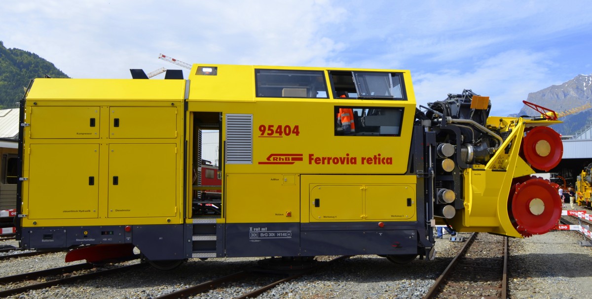 RhB Xrot 95404 der Fa. Zaugg AG Eggiswil, ausgestellt anlsslich des Jubilums 125 Jahre RhB am 10.05.2014 in Landquart. Die Schleuder wird auf der Berninastrecke eingesetzt und kann 8500 Tonnen Schnee/Std. schleudern.