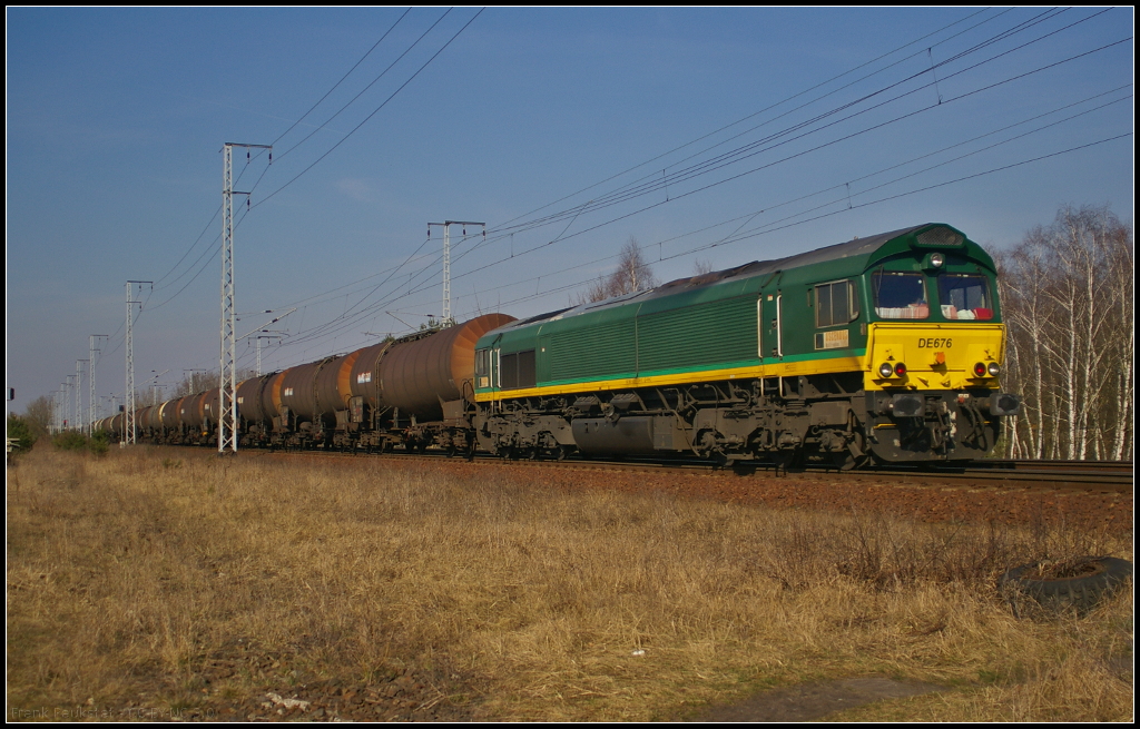 RHC DE 676 / 266 004-1 in Berlin Wuhlheide, 19.03.2015
<br><br>
Mit Zaecens-Wagen, Ladung Benzin, kam die Lok bei schönsten Wetter durchgefahren (NVR-Nummer 92 80 1266 004-1 D-RHC)