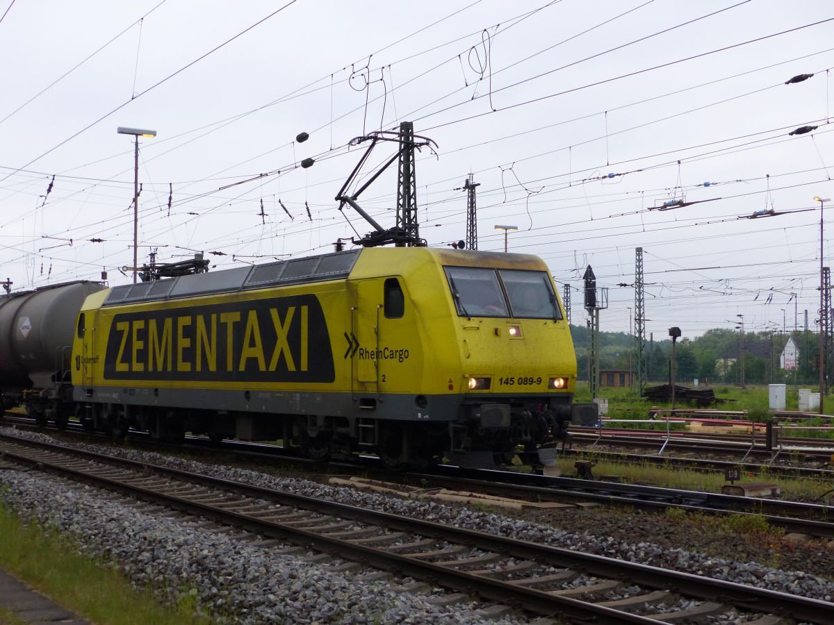 Rhein Cargo Lok 145 089-9 mit Aufschrift Zementaxi. Gterbahnhof Oberhausen West 18-05-2017.

Rhein Cargo loc 145 089-9 met opschrift Zementaxi. Goederenstation Oberhausen West 18-05-2017.