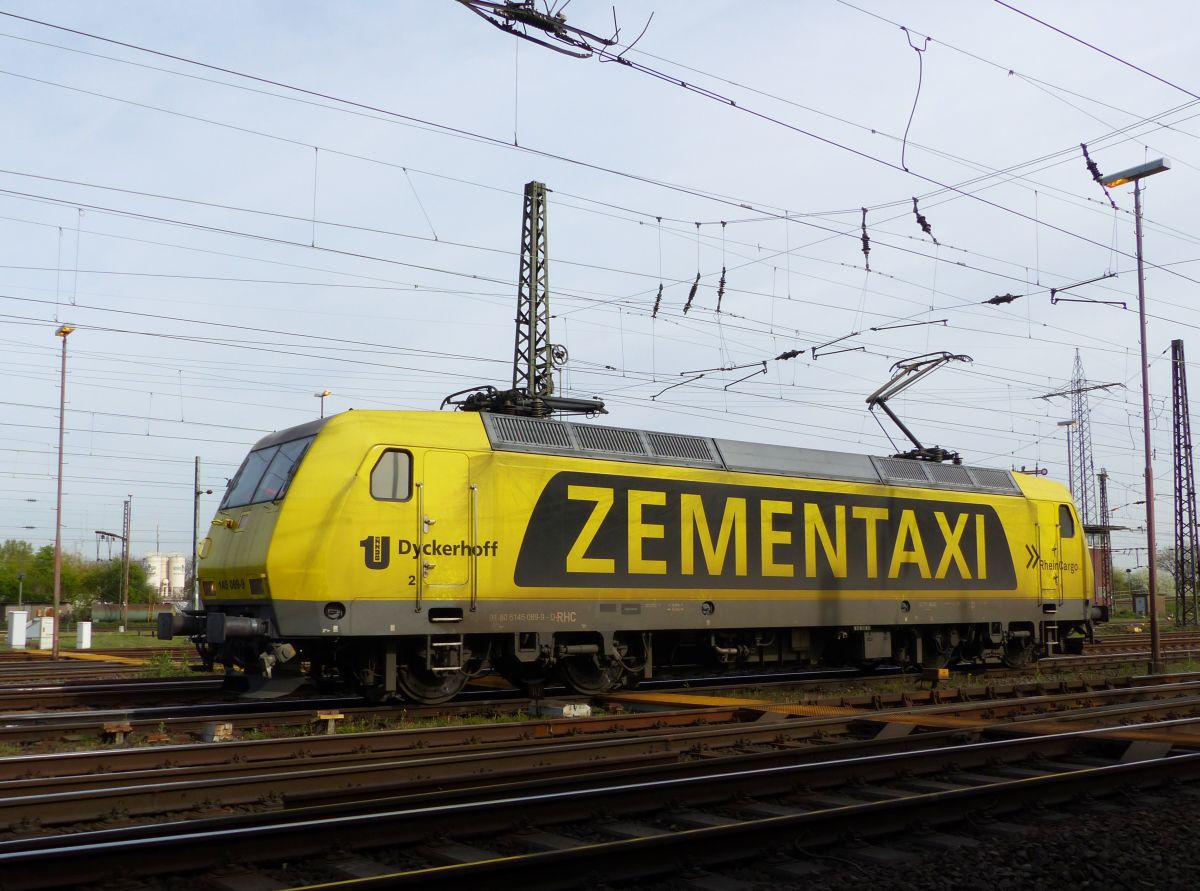 Rhein Cargo Lok 145 089-9 mit Aufschrift  Zementaxi . G�terbahnhof Oberhausen West 31-03-2017.

Rhein Cargo loc 145 089-9 met opschrift  Zementaxi . Goederenstation Oberhausen West 31-03-2017.
