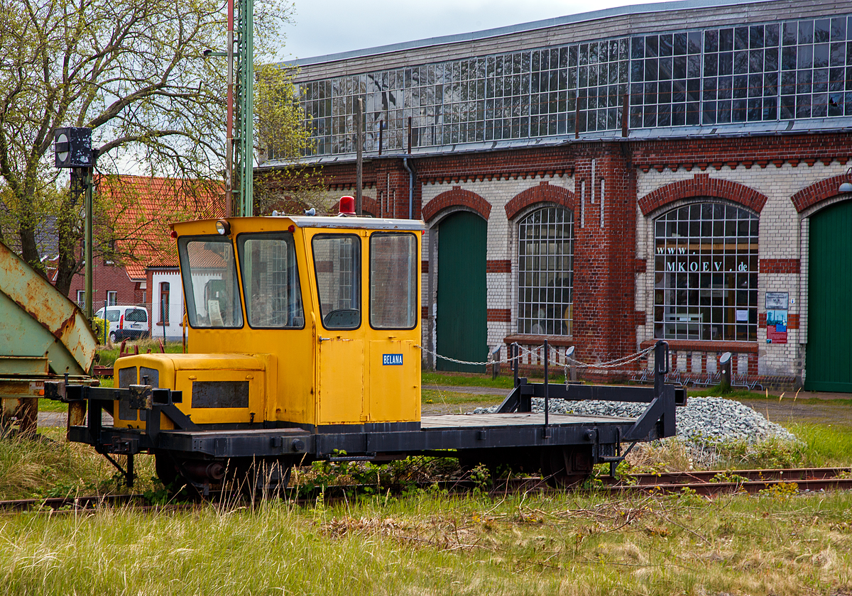 Rottenwagen Klv „BELANA“ am 01.05.2022 auf dem Museumsareal der MKO - Museumseisenbahn Küstenbahn Ostfriesland e. V. in Norden.

Der Ursprung und Typ sind mir nicht klar, vermutlich ist es ein Klv 30. Als Klv 30 wurden ab 1945 beschaffte Fahrzeuge bezeichnet, die mittels eines luftgekühlten 2-Zylinder-Deutzmotors angetrieben wurden, der am vorderen Ende des Fahrzeuges montiert wurde. Die Motorhaube mit dem anschließenden Führerhaus gab dem Fahrzeug ein Lkw-ähnliches Aussehen. Ein Viergang-Schaltgetriebe in Verbindung mit einer Einscheiben-Trockenkupplung und einem Wendegetriebe für Vor- und Rückwärtsfahrt übertrugen die 28 PS Motorleistung auf die hintere Achse. Dieses Konzept bestimmte für die nächsten 20 Jahre den Rottenkraftwagenbau. 

Vermutlich wurde das Führerhaus bei diesem Fahrzeug umgebaut, denn die Klv 30 hatten eigentlich ein schmaleres Führerhaus, um die Verladung von Langmaterial (z. B. Schienen oder Masten) rechts und links von den Aufbauten unter Ausnutzung der Gesamtlänge des Fahrzeuges zu ermöglichen.
