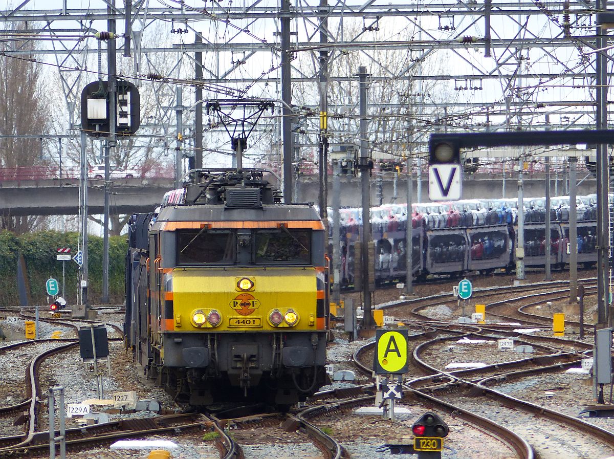 Rotterdam Rail Feeding (RRF) Lok 4401 (ex-NS 1606) mit G�terzug. Dordrecht, 07-04-2016.

Rotterdam Rail Feeding (RRF) loc 4401 (ex-NS 1606) met een goederentrein. Dordrecht, 07-04-2016.