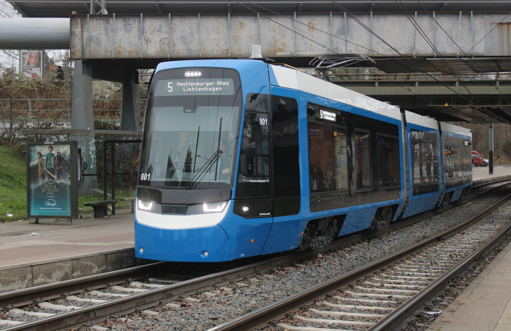 RSAG-Wagen 801 Tina  knapp 16 Minuten später in der Haltestelle Rostock-Holbeinplatz.21.12.2025